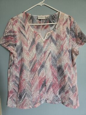Alfred Dunner Pink & Gray Lace-Overlay Short Sleeve Tee with Studded V-Notch Lg.